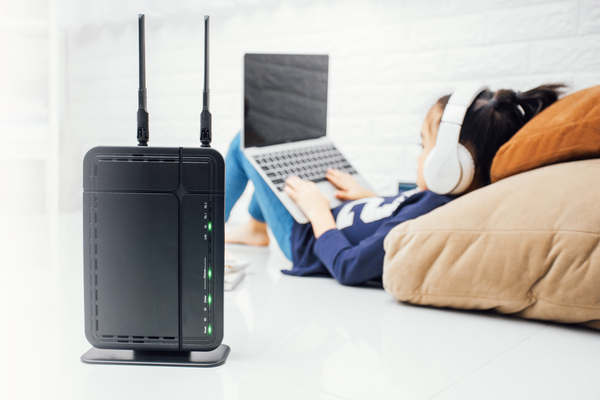 Qual o melhore entre internet fibra óptica ou via rádio?